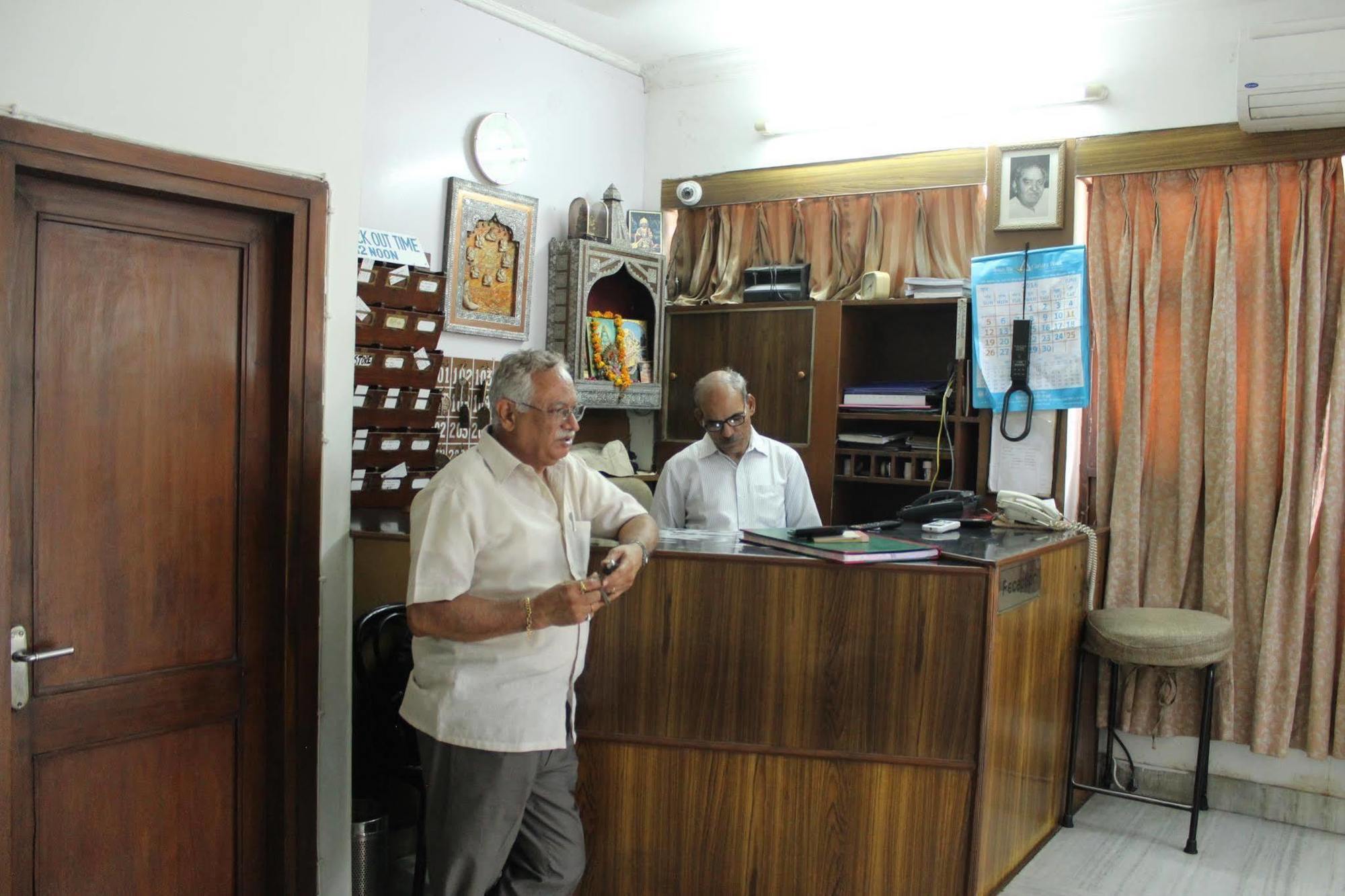 Batra Holiday Home - Couple Friendly Stays Delhi  Bagian luar foto