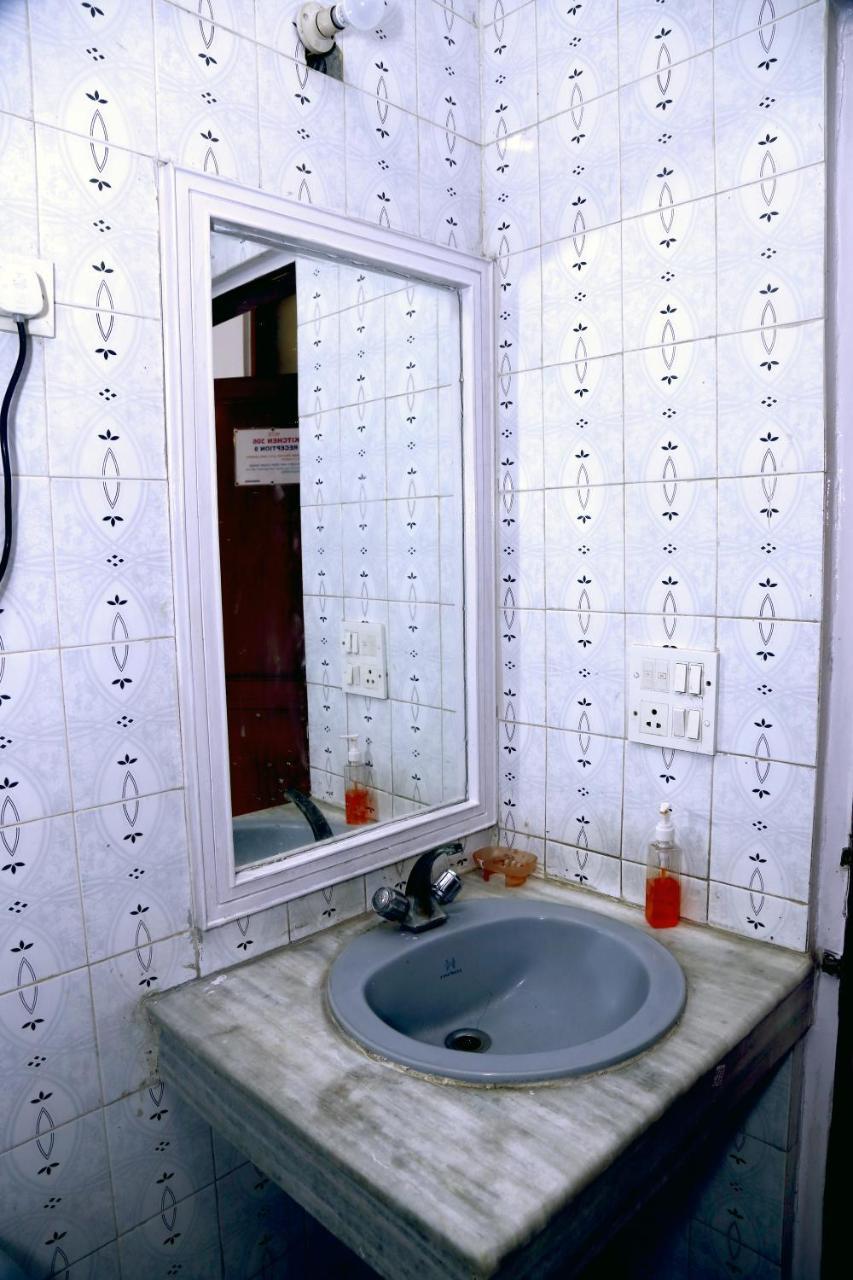 Batra Holiday Home - Couple Friendly Stays Delhi  Bagian luar foto